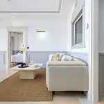 Stunning Renovated 2-bedroom In Golden Mile *