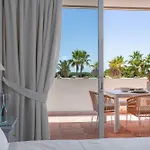 Stunning Renovated 2-bedroom In Golden Mile Lägenhet