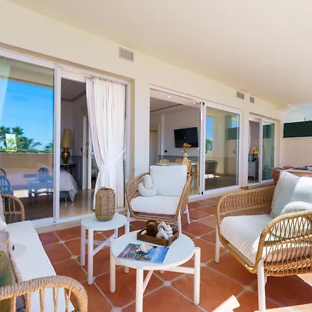 Stunning Renovated 2-bedroom In Golden Mile Lägenhet