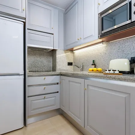 Апартаменты Stunning Renovated 2-bedroom In Golden Mile Марбелья