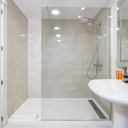 Stunning Renovated 2-bedroom In Golden Mile Apartment *