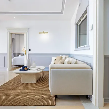 Stunning Renovated 2-bedroom In Golden Mile *