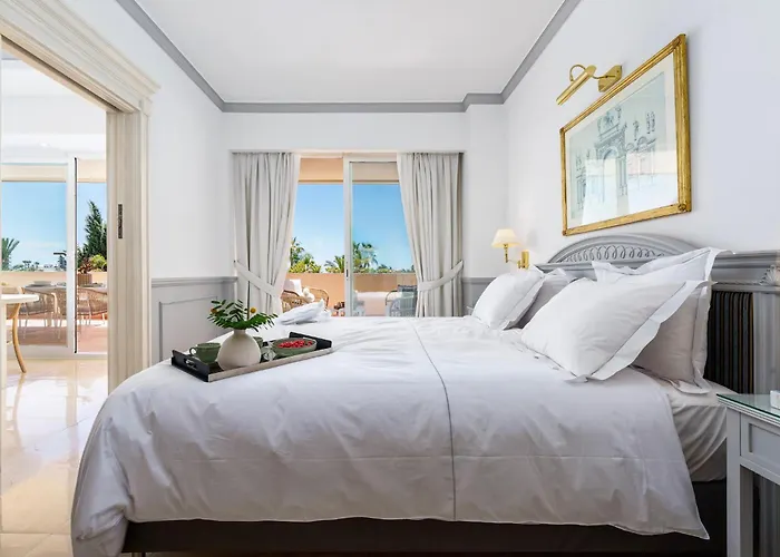 Stunning Renovated 2-bedroom In Golden Mile ماربيا