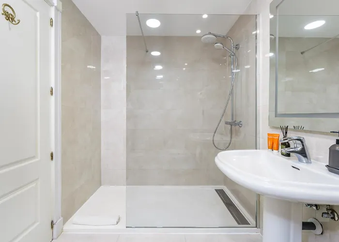 Stunning Renovated 2-bedroom In Golden Mile شقة *