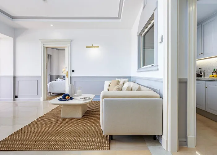 Stunning Renovated 2-bedroom In Golden Mile *